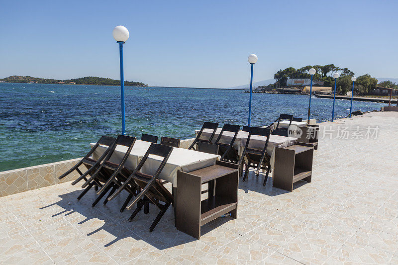土耳其伊兹密尔附近的cesme urla海岸的桌椅